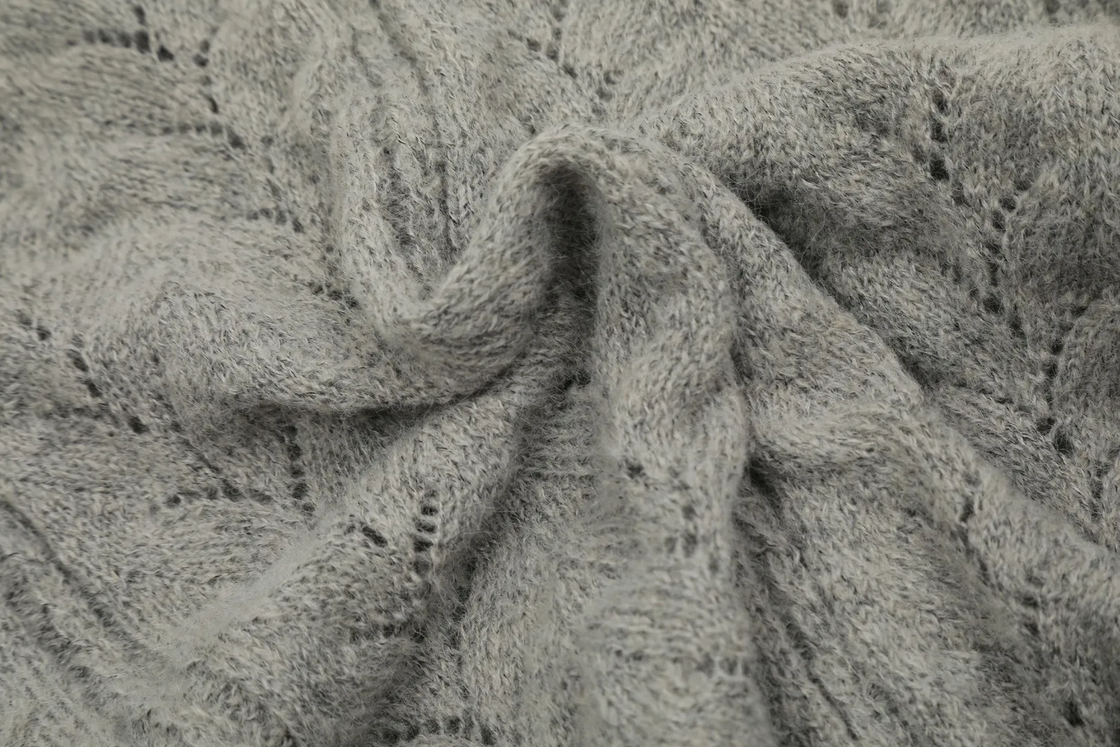 vivienne west wood Vivienne heavy lace classic cardigan knitted sweater wool 2024 autumn latest style 🧩 15% merino cotton wool 85% wool blend 🧩Correct Italian 🇮🇹100% wool washed wheat logo Size: S -M- L Color: black purple gray